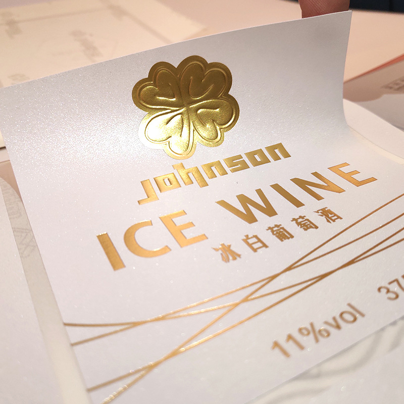 Etichetta della bottiglia di vino goffrata in lamina opaca