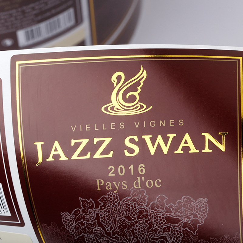 Etichetta della bottiglia di vino goffrata in lamina opaca