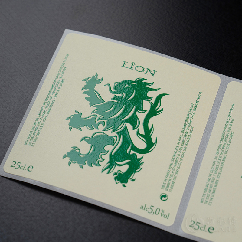 Etichetta della bottiglia di vino goffrata in lamina opaca